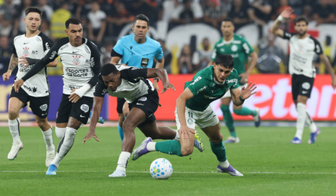 Com dois a menos, Corinthians segura líder Palmeiras pelo Brasileiro