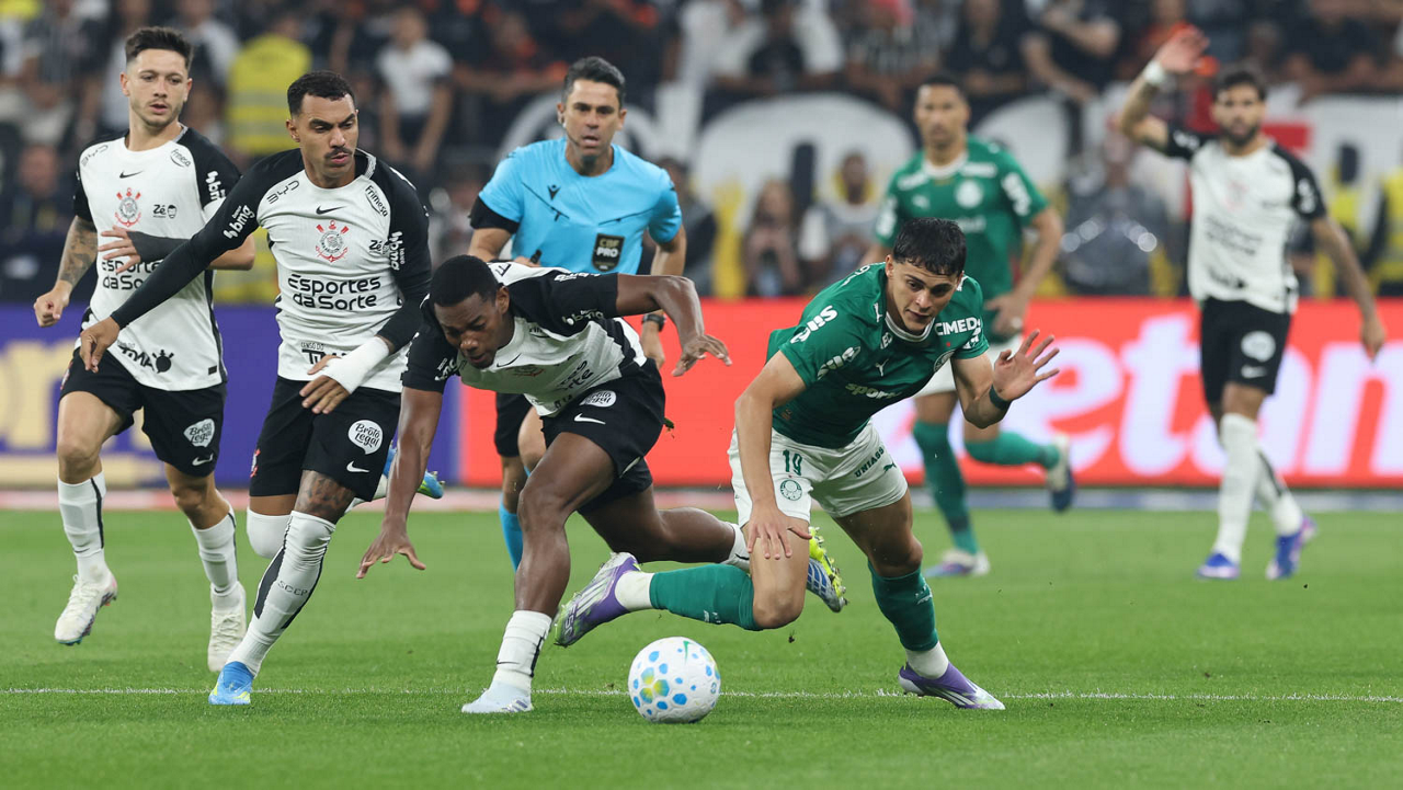 Com dois a menos, Corinthians segura líder Palmeiras pelo Brasileiro