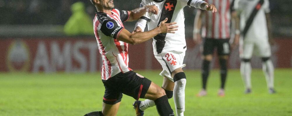 Com reservas, Vasco empata com Barracas Central na estreia da Sul-Americana