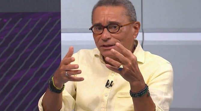 Comentarista da Globo critica gesto obsceno de ex-Atlético: ‘E se os filhos dele estivessem vendo?’