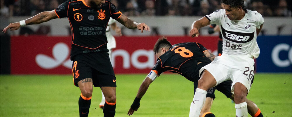 Corinthians vence Platense na estreia de Diniz e começa bem a Libertadores