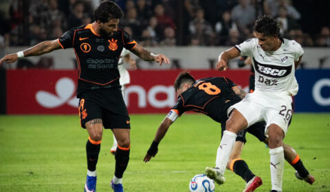 Corinthians vence Platense na estreia de Diniz e começa bem a Libertadores