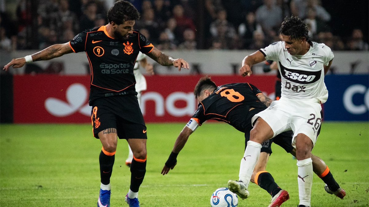 Corinthians vence Platense na estreia de Diniz e começa bem a Libertadores