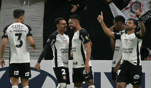 Corinthians vence Santa Fe e segue como líder de grupo na Libertadores