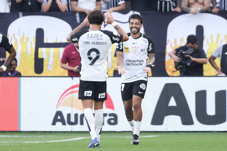 Corinthians vence Vasco e sai da zona de rebaixamento