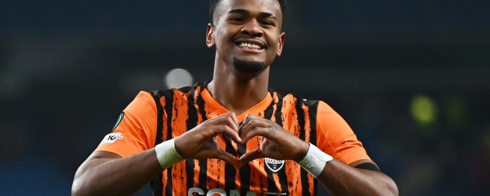 Cria do Atlético marca dois gols em dois minutos e decide jogo na Europa