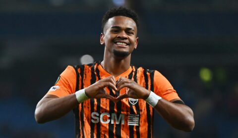 Cria do Atlético marca dois gols em dois minutos e decide jogo na Europa