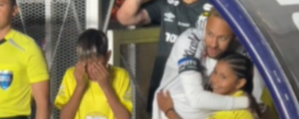 Criança chora ao entrar com Neymar em jogo do Santos na Sul-Americana; veja