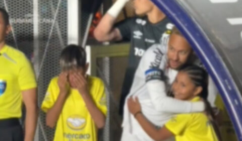 Criança chora ao entrar com Neymar em jogo do Santos na Sul-Americana; veja