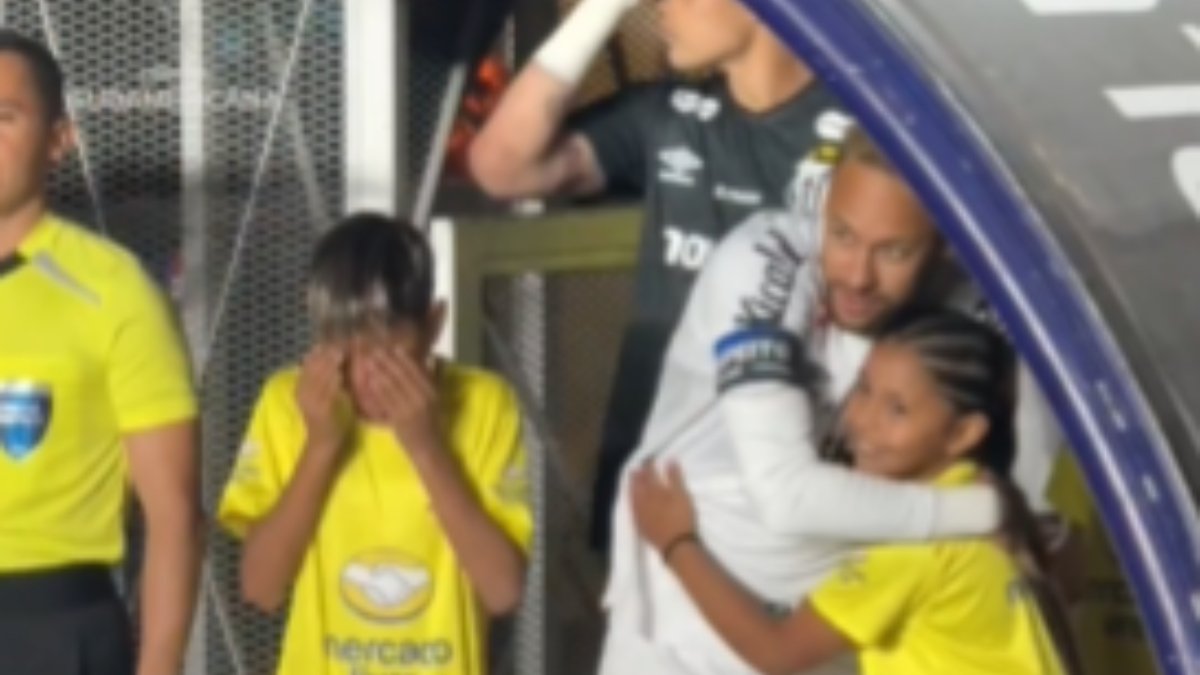 Criança chora ao entrar com Neymar em jogo do Santos na Sul-Americana; veja