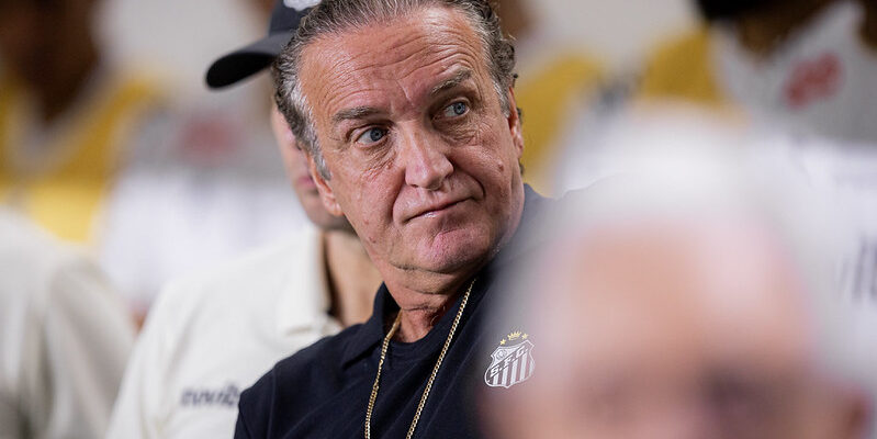 Cuca consultou Gabigol antes de expulsão, admite excesso e ‘esquece’ vermelho em final