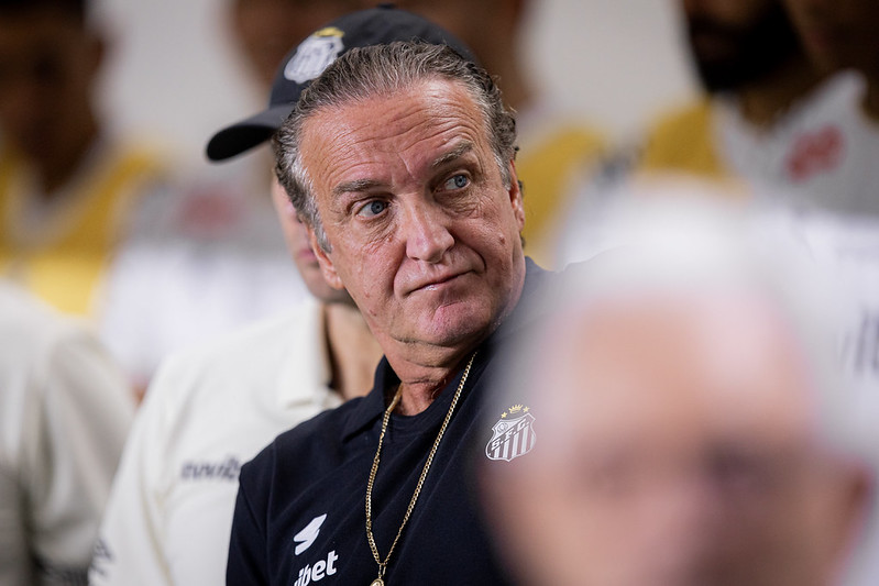 Cuca consultou Gabigol antes de expulsão, admite excesso e ‘esquece’ vermelho em final