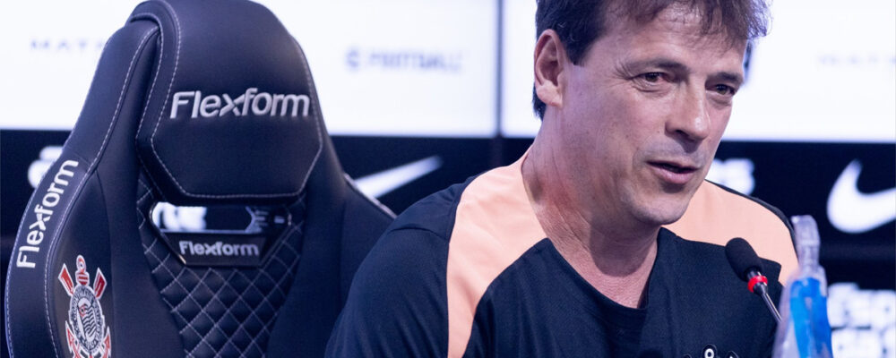 Diniz brinca com repórter em apresentação no Corinthians: ‘Vai ser minha auxiliar’