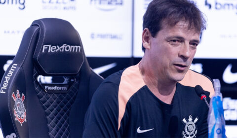 Diniz brinca com repórter em apresentação no Corinthians: ‘Vai ser minha auxiliar’