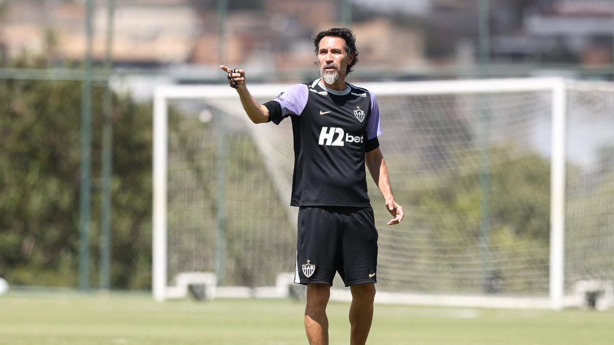 Domínguez explica ausência de Cissé e exalta outra joia do Atlético: ‘Joga muito bem’