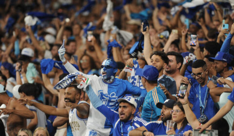 Dupla do Cruzeiro celebra torcida na Libertadores: ‘Não é normal, né?’