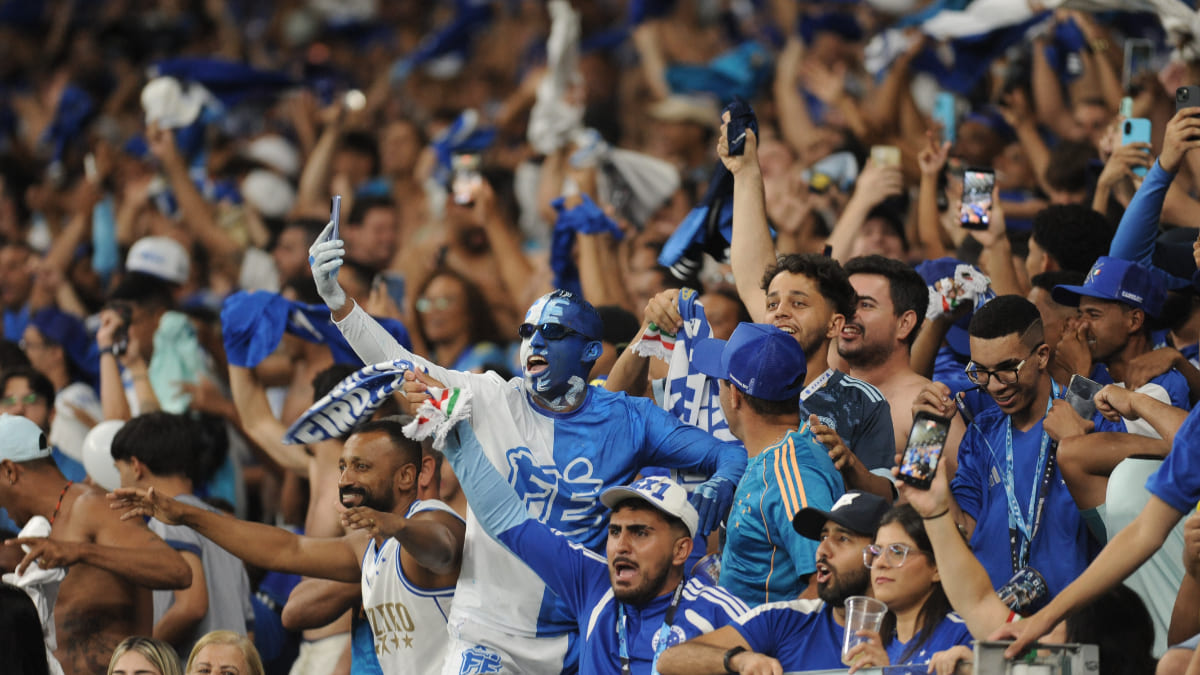Dupla do Cruzeiro celebra torcida na Libertadores: ‘Não é normal, né?’