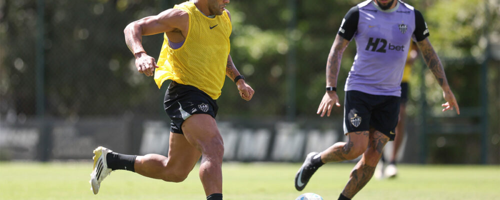 Em negociação para sair do Atlético, Hulk treina com o filho na Cidade do Galo
