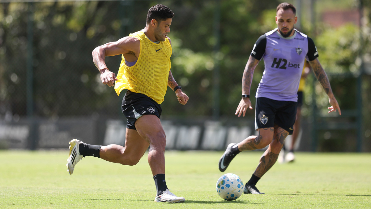 Em negociação para sair do Atlético, Hulk treina com o filho na Cidade do Galo