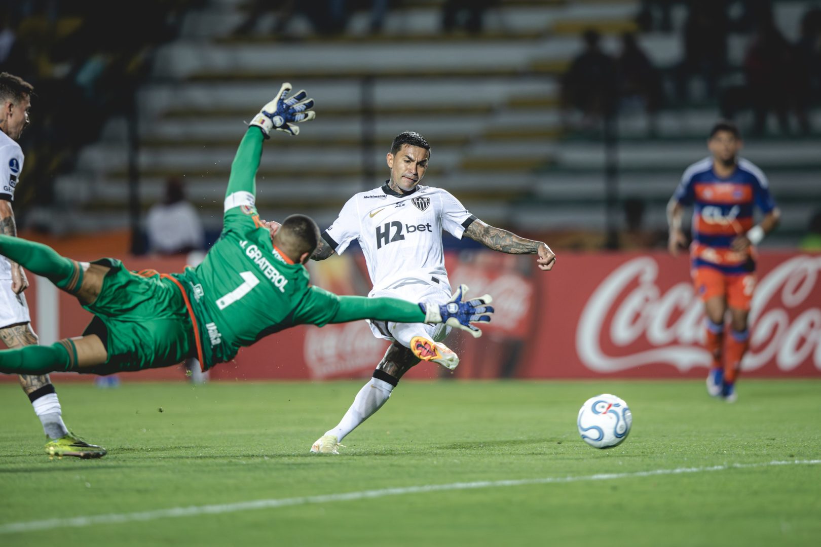 Em qual canal vai passar Santos x Atlético hoje (11/4)?