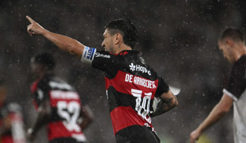 Em qual canal vai passar o jogo Estudiantes x Flamengo hoje (29/4)?