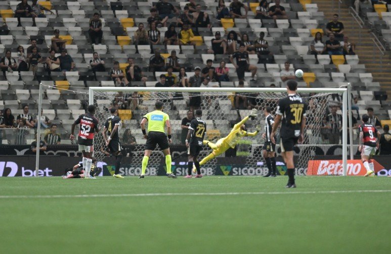 Everson analisa ausência de Hulk em goleada do Flamengo sobre Atlético: ‘Injusto’