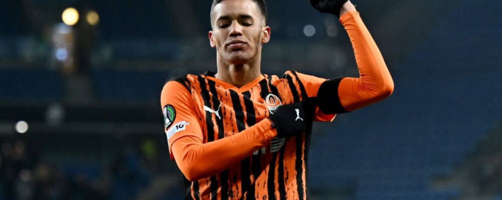 Ex-jogador do Atlético faz golaço na Conference e o dedica a técnico que morreu