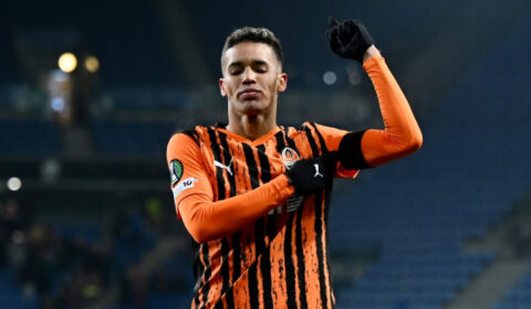 Ex-jogador do Atlético faz golaço na Conference e o dedica a técnico que morreu