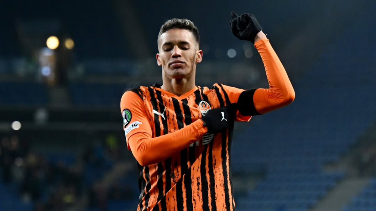 Ex-jogador do Atlético faz golaço na Conference e o dedica a técnico que morreu