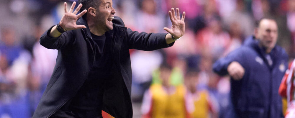 Ex-técnico do Cruzeiro não resiste a 9 jogos de seca e cai com vaga no mata-mata