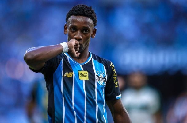 Gabriel Mec faz primeiro gol como profissional e Grêmio vence Coritiba