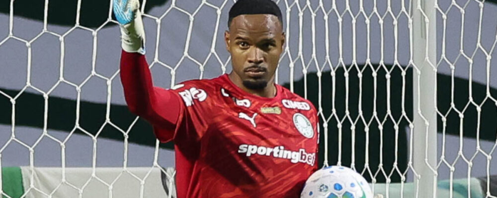 Goleiro do Palmeiras dá azar e faz gol contra na Libertadores; assista