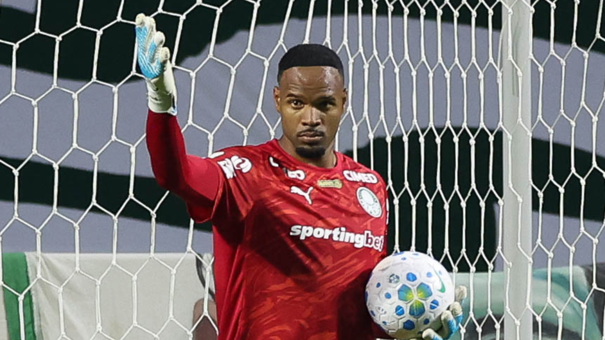 Goleiro do Palmeiras dá azar e faz gol contra na Libertadores; assista