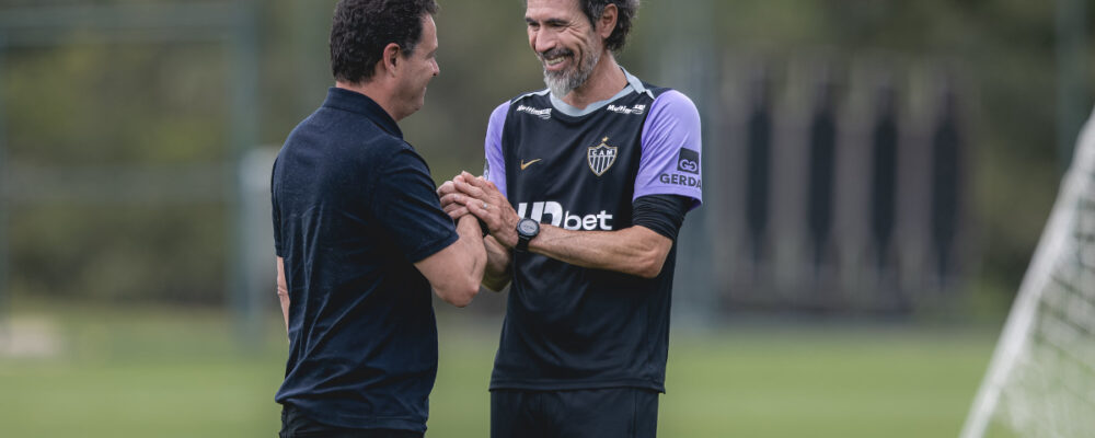 Investidor da SAF comparece a treino do Atlético e conversa com Domínguez