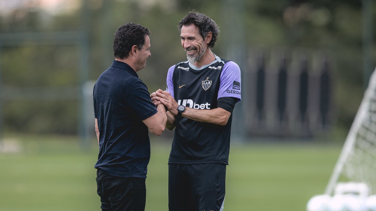 Rafael Menin cumprimenta Eduardo Domínguez durante treino do Atlético na Cidade do Galo - (foto: Pedro Souza/Atlético)