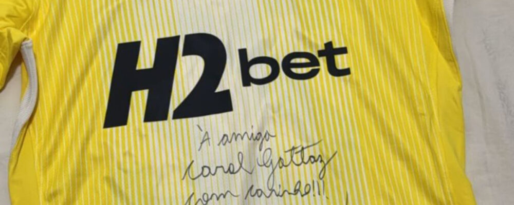 Jogador do Atlético presenteia medalhista olímpica de vôlei com camisa autografada