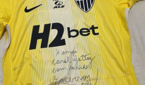 Jogador do Atlético presenteia medalhista olímpica de vôlei com camisa autografada