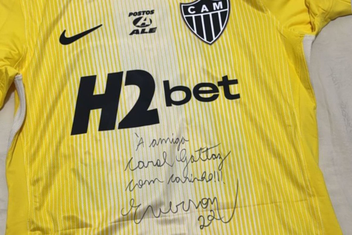 Jogador do Atlético presenteia medalhista olímpica de vôlei com camisa autografada