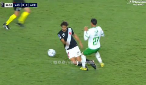 Jogador do Vasco é expulso após levar ‘pisão’ e torcedores protestam: ‘Sofreu a falta’