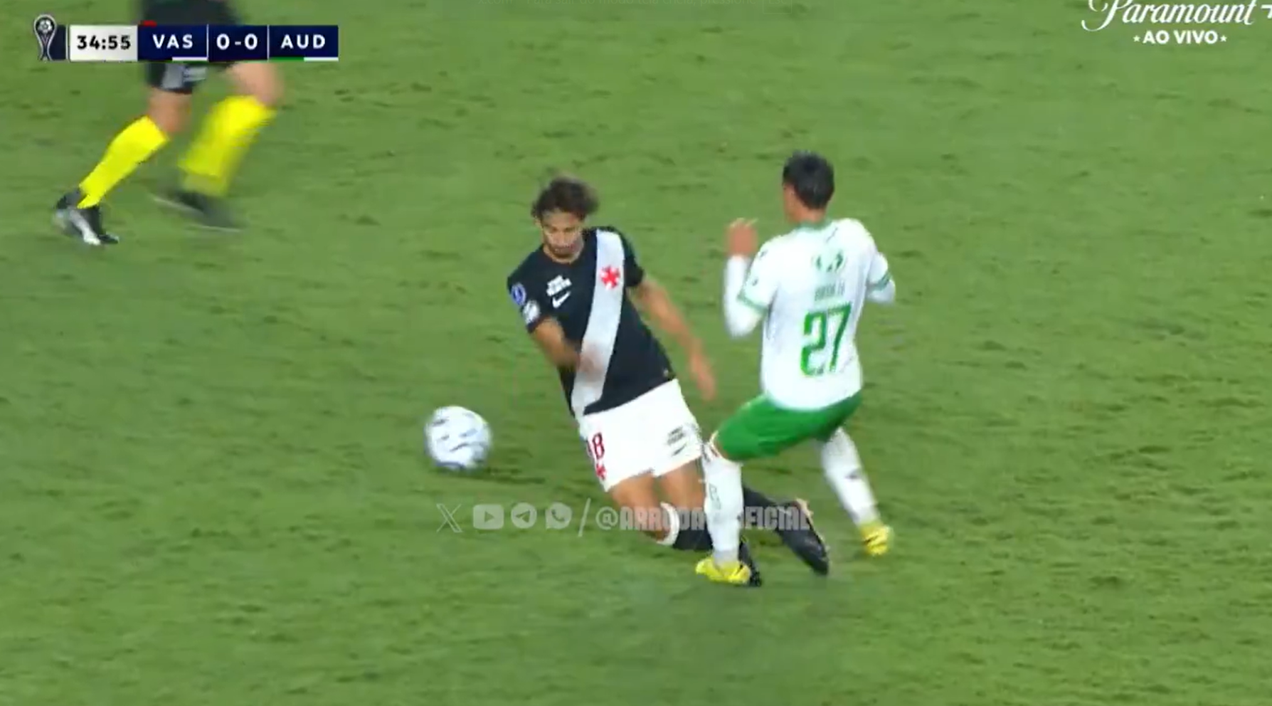 Jogador do Vasco é expulso após levar ‘pisão’ e torcedores protestam: ‘Sofreu a falta’