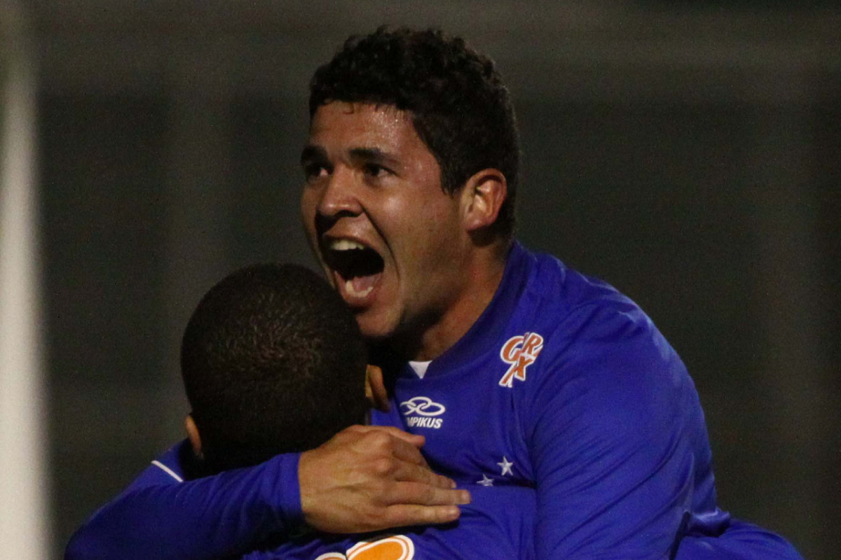 Lateral revelado pelo Cruzeiro encerra a carreira aos 36 anos
