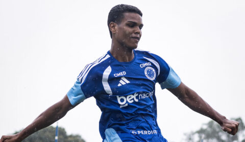 Lesão de defensor abre espaço para jovem da base do Cruzeiro