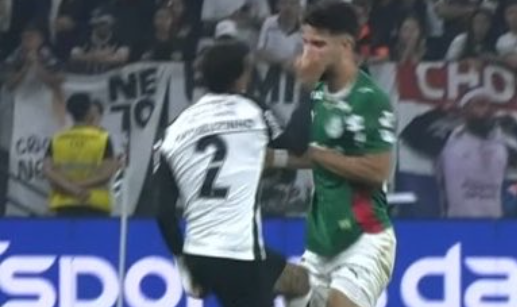 Matheuzinho dá soco no rosto de Flaco e é expulso em Corinthians x Palmeiras; vídeo