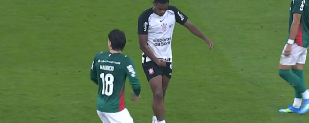 Meia do Corinthians repete gesto obsceno de Allan e é expulso contra o Palmeiras