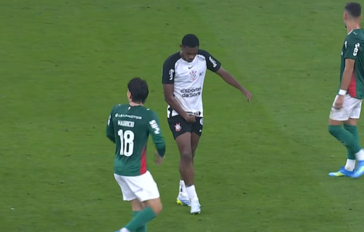 Meia do Corinthians repete gesto obsceno de Allan e é expulso contra o Palmeiras