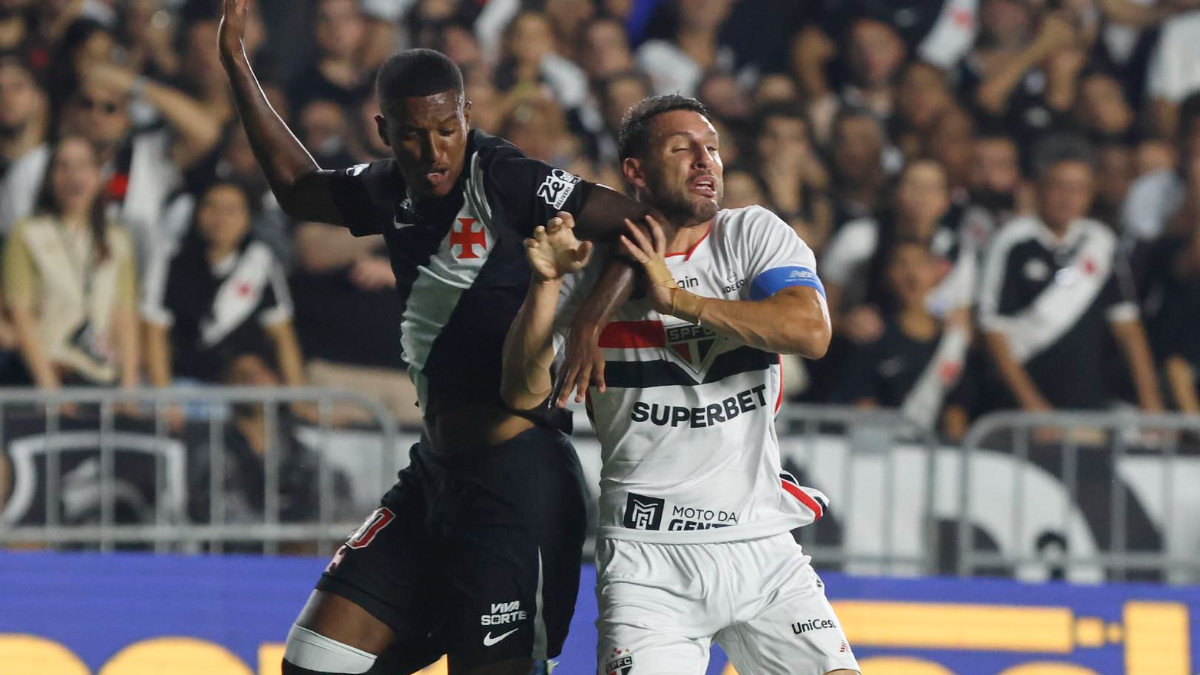 Narrador viraliza com flagra na torcida em Vasco x São Paulo: ‘Faz isso não!’