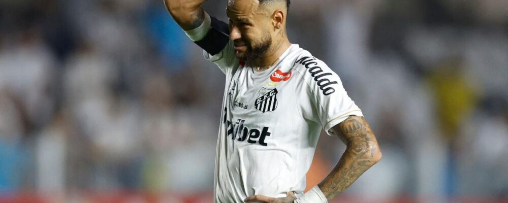 Neymar se desculpa após discussão com torcedor: ‘Poderia ter ficado quieto’