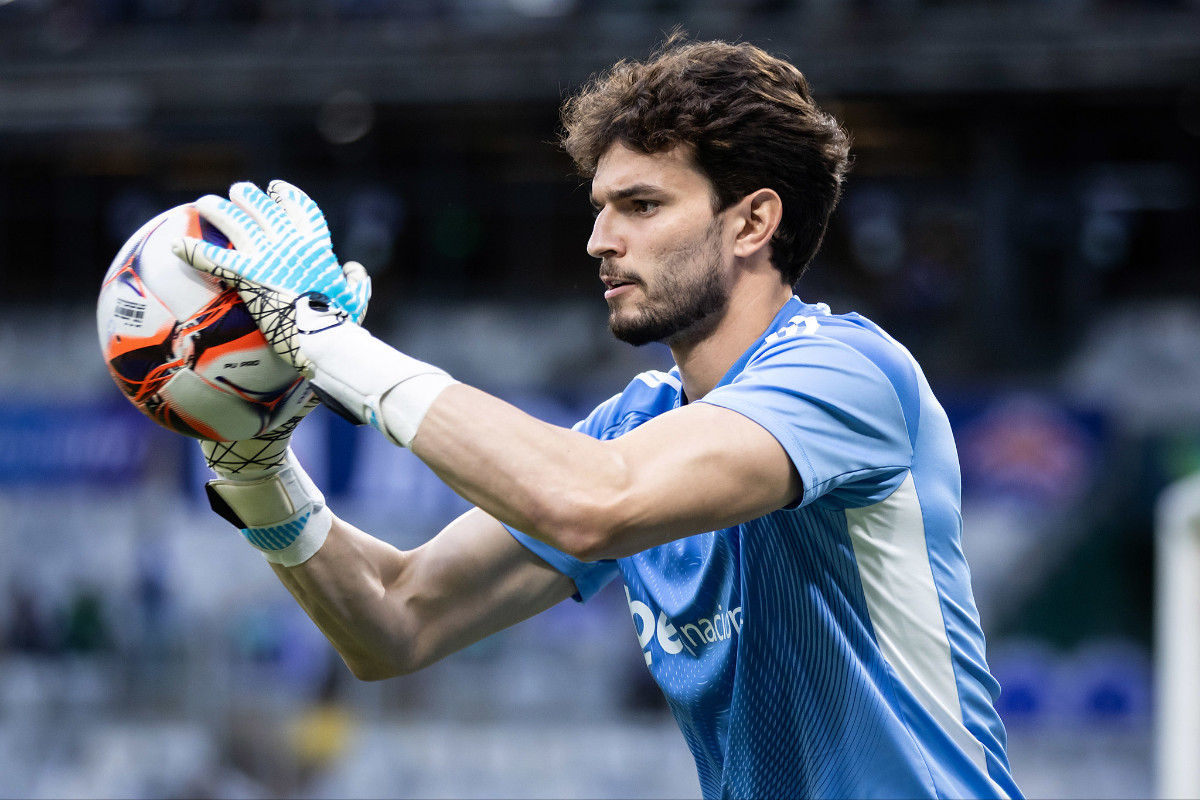 Passou segurança? Comentarista da ESPN avalia Otávio no lugar de Matheus Cunha no gol do Cruzeiro