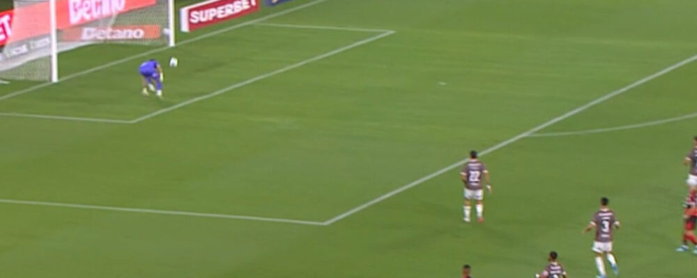 Pedro arrisca de longe, e Fábio sofre gol de costas em Flamengo x Fluminense
