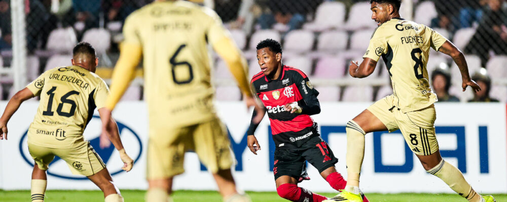 Plata ‘entorta’ tornozelo de adversário em Cusco x Flamengo; arbitragem não expulsa